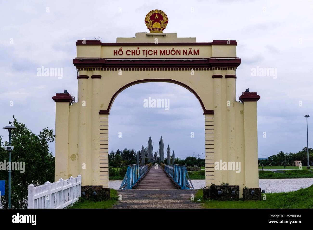 Das nördliche Tor an der Hien-Luong-Brücke, Cáºßu Hián LÆÆng. Provinz Dong Ha Quang Tri Vietnam FB 2024 3993 Stockfoto