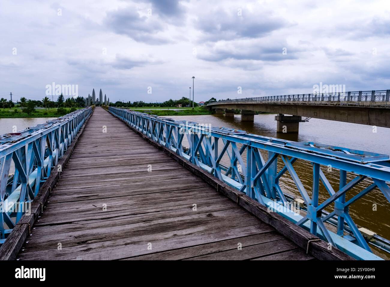 Die alte Hien-Luong-Brücke, Cáºßu Hián LÆÆng, von Norden aus gesehen, mit der neuen Brücke auf der rechten Seite. Dong Ha Quang Tri Provinz Vietnam F Stockfoto