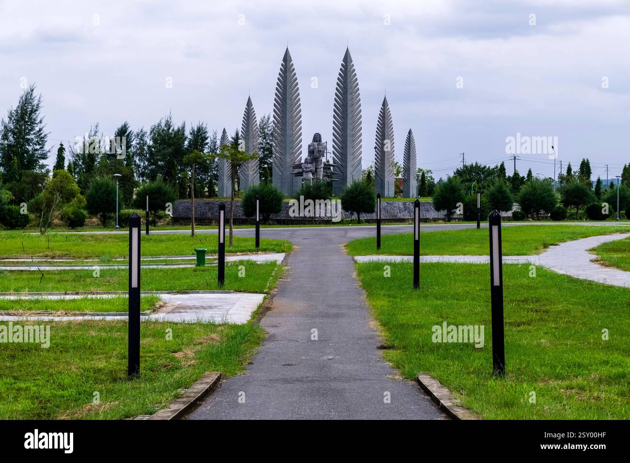 Das südliche Denkmal an der Hien-Luong-Brücke, Cáºßu Hián LÆÆng. Provinz Dong Ha Quang Tri Vietnam FB 2024 3997 Stockfoto