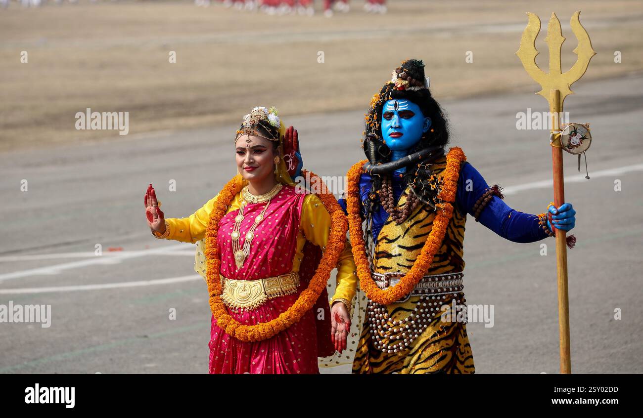 26. Februar 2025: Mitglieder der nepalesischen Armee, die als Lord Shiva und Göttin Parvati verkleidet sind, treten am 26. Februar 2025 in Kathmandu auf. Der Armeetag wird jedes Jahr am Tag des Mahashivaratri Festivals gefeiert. (Kreditbild: © Sunil Sharma/ZUMA Press Wire) NUR REDAKTIONELLE VERWENDUNG! Nicht für kommerzielle ZWECKE! Stockfoto