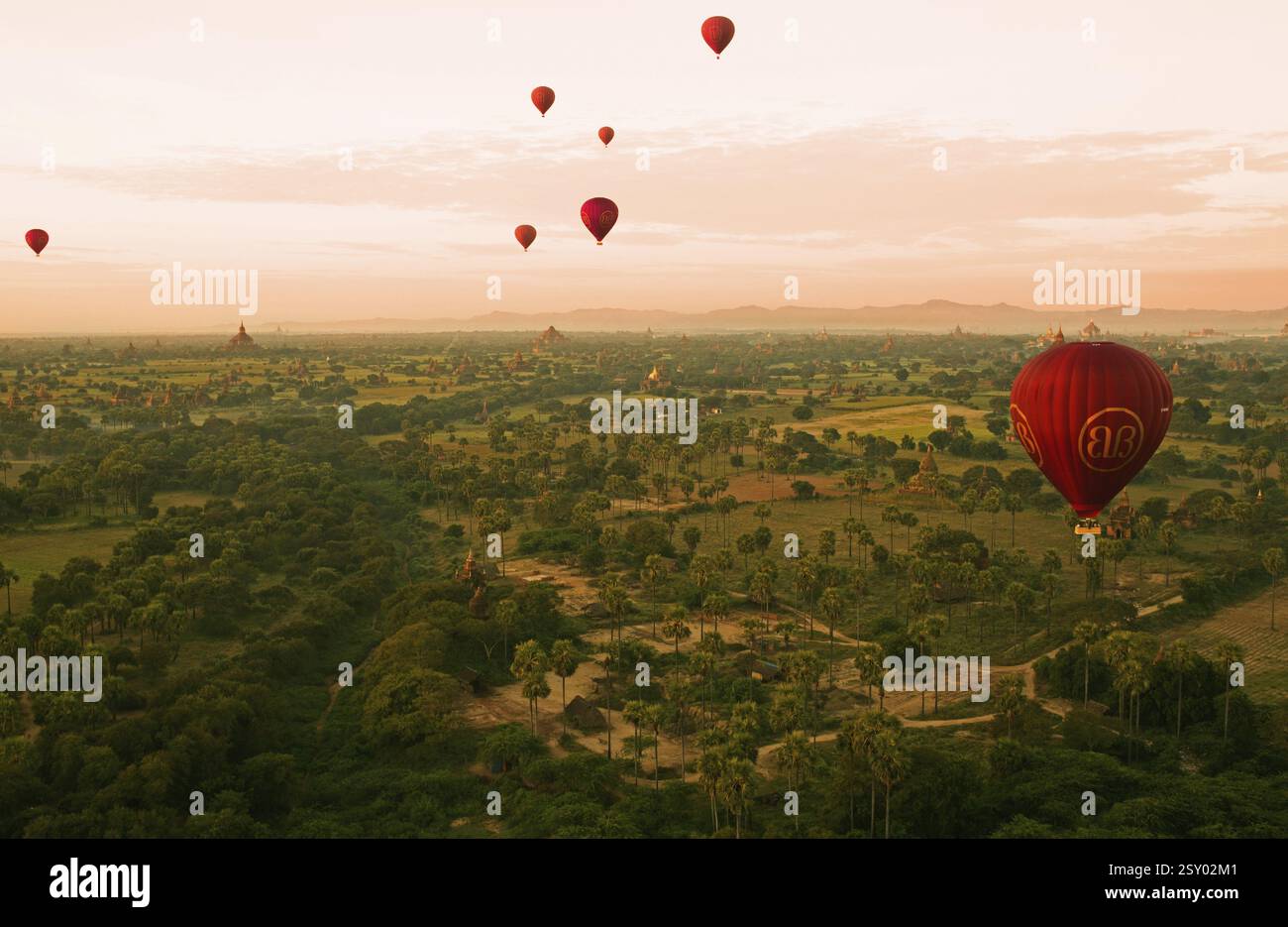 Sonnenaufgang und Heißluftballon, bagan, myanmar, birma Stockfoto