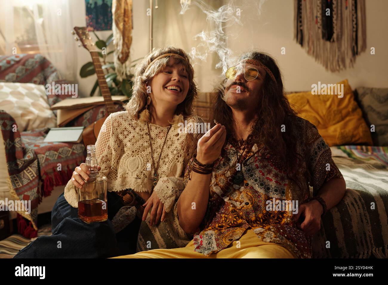 Genießen Sie einen entspannten Abend in einem Boho Wohnzimmer Stockfoto