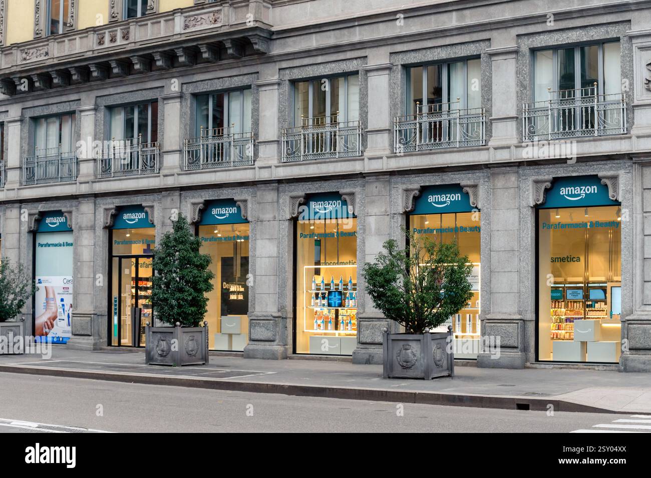 Mailand, Lombardei, Italien - 18. Februar 2025: Große Fenster mit Gesundheits- und Schönheitsprodukten eines Amazon-Ladens in Mailand Stockfoto
