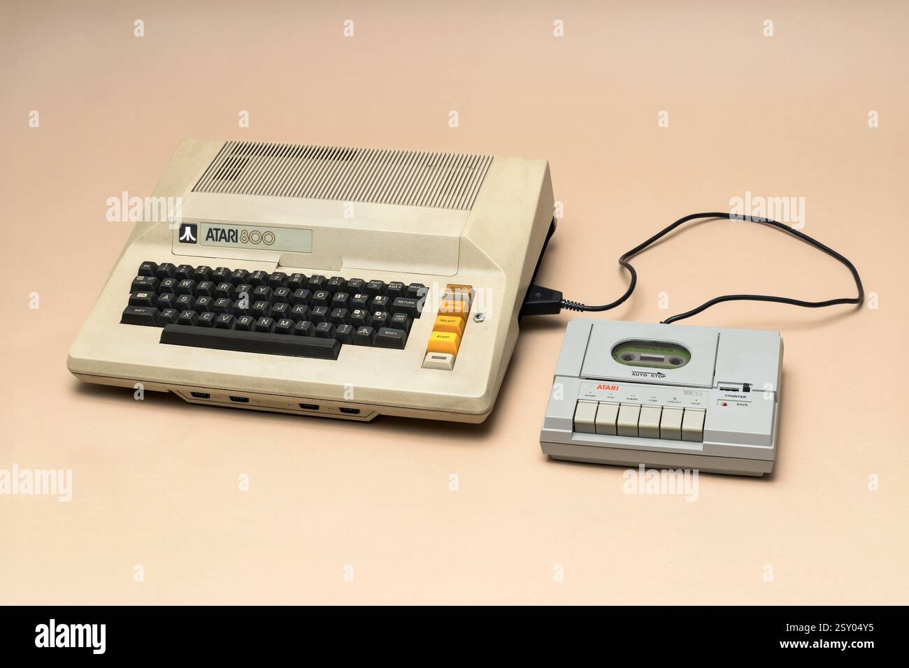 Pavia, Lombardei, Italien - 27. Dezember 2024: Atari 800 mit Kassettenspieler, 1996. Erster Atari-PC mit dem Codenamen Colleen. Dargestellt Stockfoto