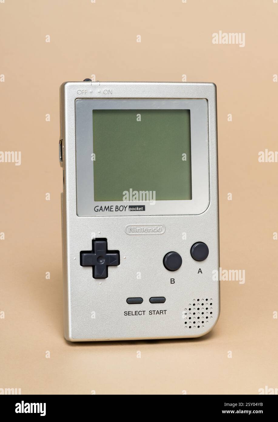 Pavia, Lombardei, Italien - 27. Dezember 2024: Nintendo Game Boy Pocket tragbare Spielekonsole, 1996 im Ctrl+Alt Museum. Game Boy Pocket benutzte zwei AAA-Batterien Stockfoto