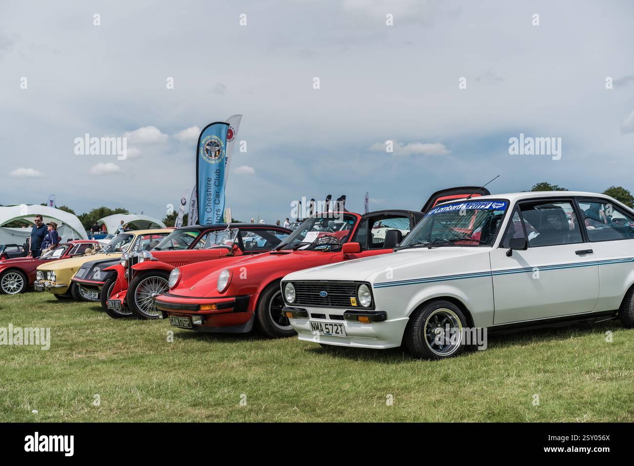 Tarporley, Cheshire, England, 28. Juli 2024. Bei einem Oldtimer-Treffen wird eine Reihe von Autos gezeigt. Stockfoto