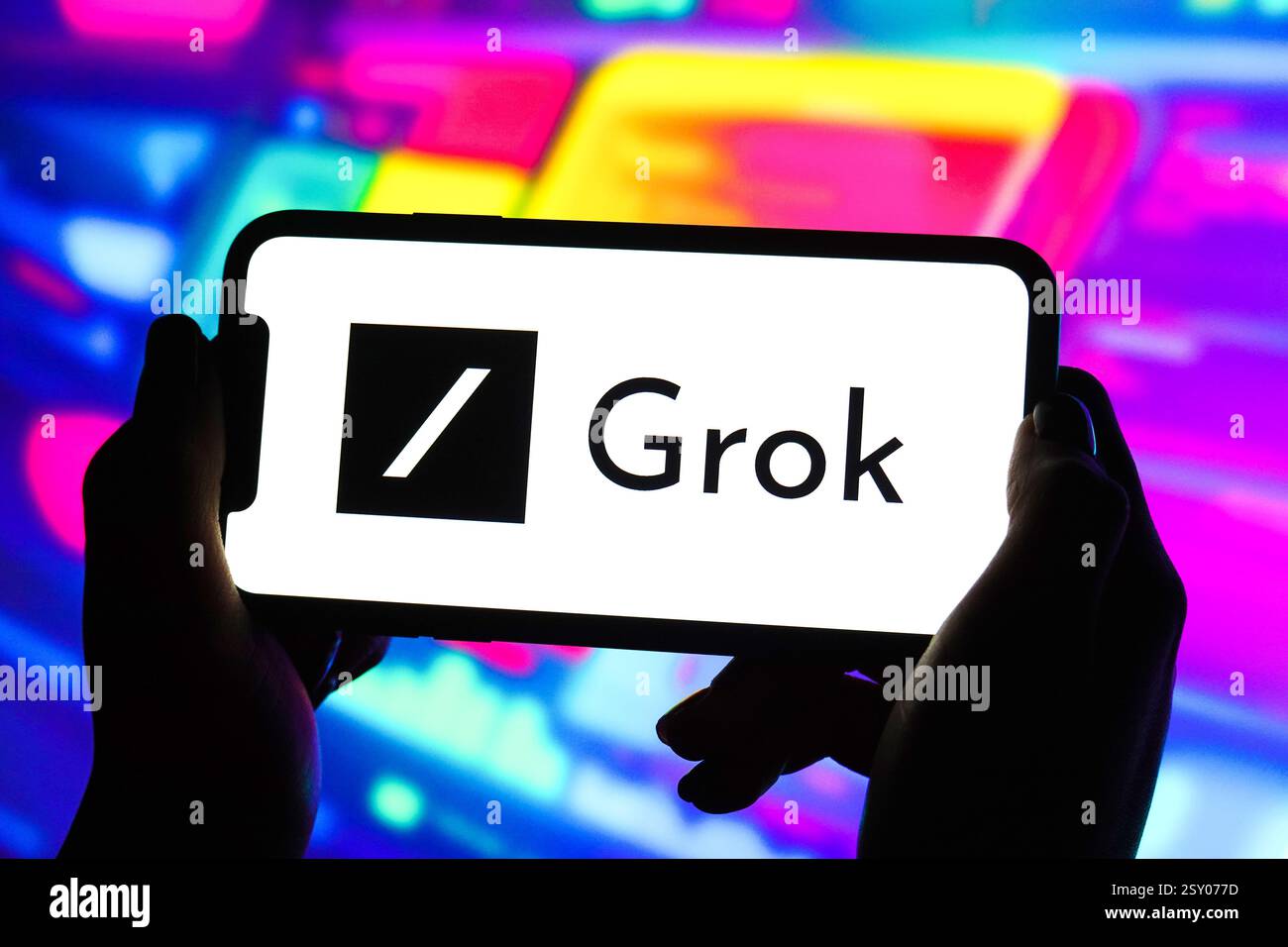 In dieser Abbildung wird ein Grok-Logo auf dem Bildschirm eines Smartphones angezeigt. Stockfoto