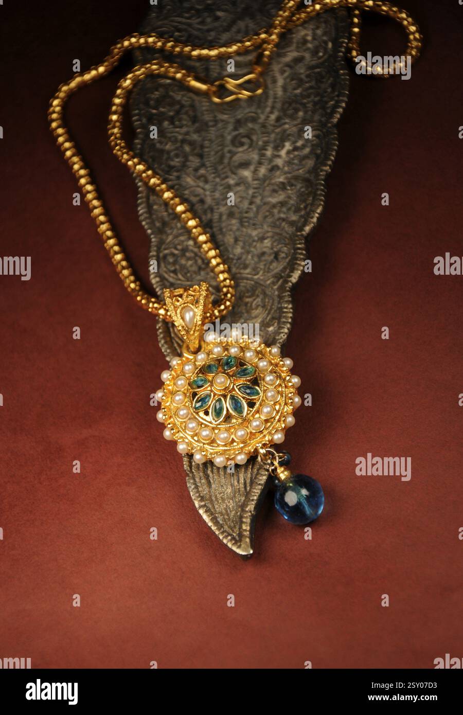 Perlenanhänger mit Goldkette, traditioneller indischer Schmuck Stockfoto