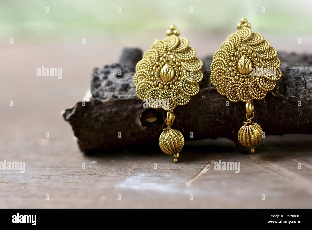 Schöne goldene Paar Ohrringe, Luxus weibliche Schmuck, indischen traditionellen Schmuck, indischen Schmuck Braut Gold Ohrringe Hochzeitsschmuck Stockfoto