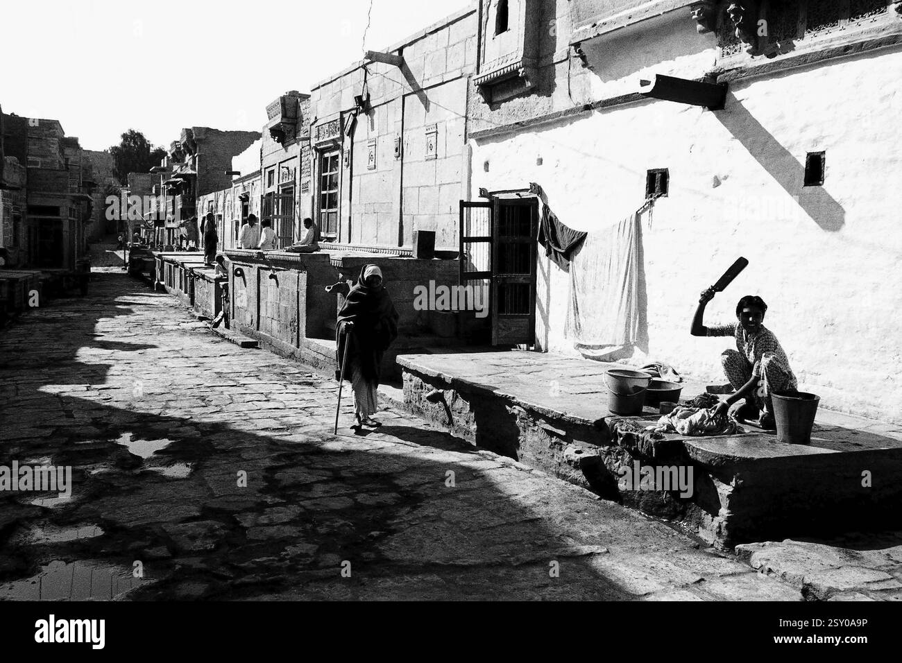 Frau wäscht Kleidung vor dem Haus Jaisalmer Rajasthan Indien Asien 1984 Stockfoto