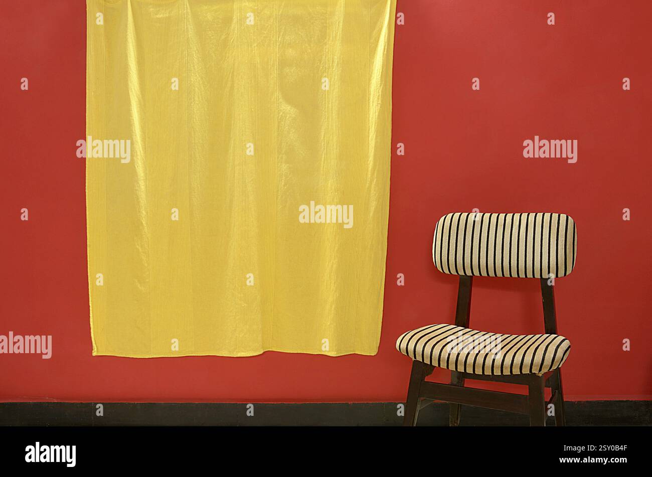 Stuhl mit Vorhang Pune Maharashtra Indien Asien Stockfoto