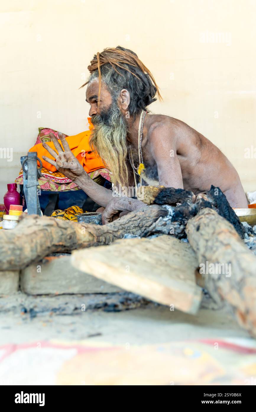 Mystische Naga saint, die intensive Emotionen beim Mahakumbh-Festival zeigt Stockfoto