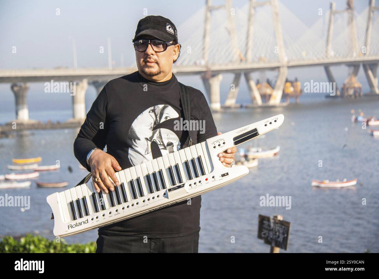 Louis-Banken spielen Synthesizer, Worli, Mumbai, Maharashtra, Indien, Asien Stockfoto