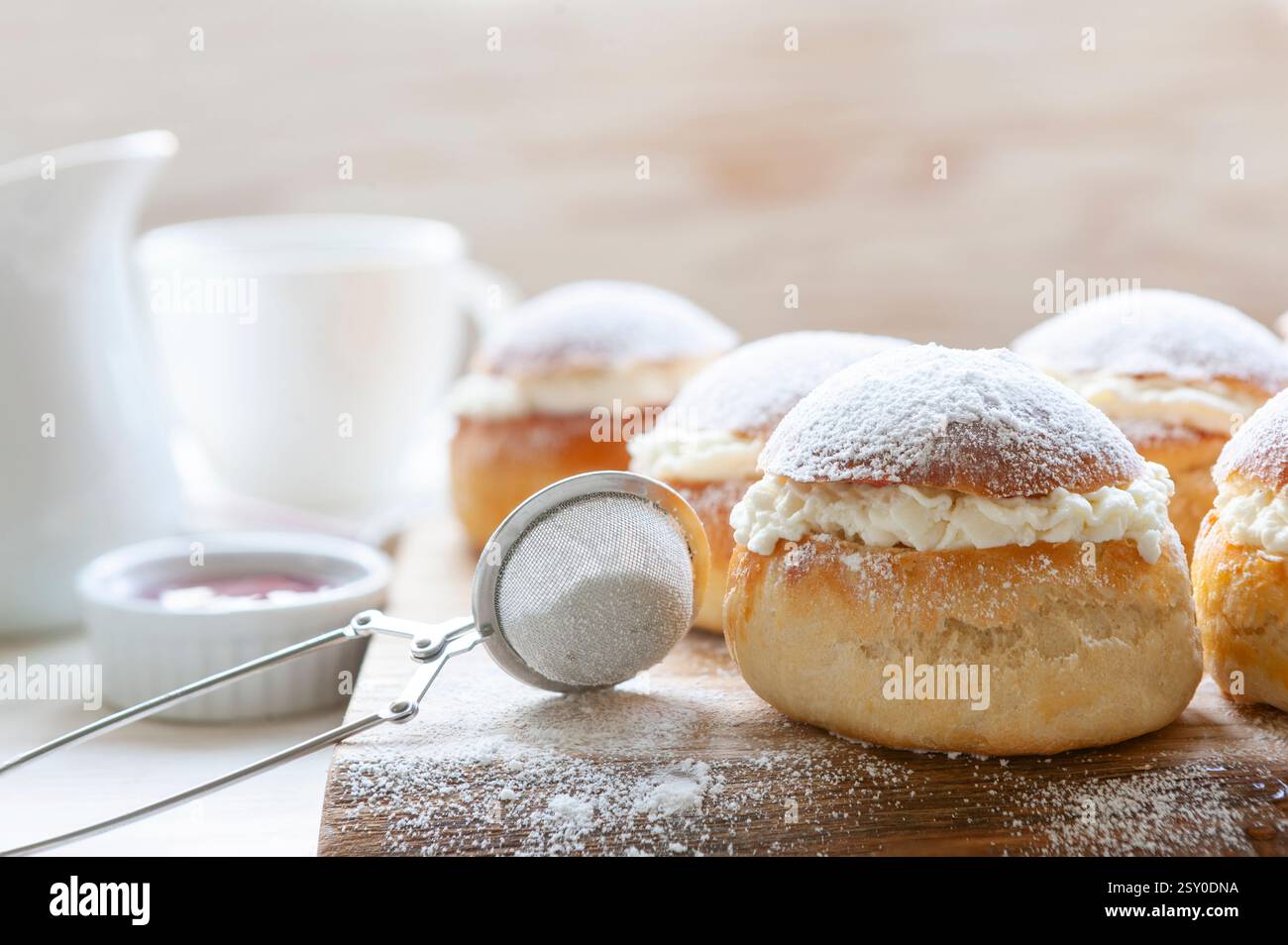 Hausgemachte Semla oder Semlor, Vastlakukkel, Laskiaispulla - traditionelles skandinavisches süßes Brötchen, vor allem Fastelavn Faschingsmontag und Faschingsdienstag Stockfoto