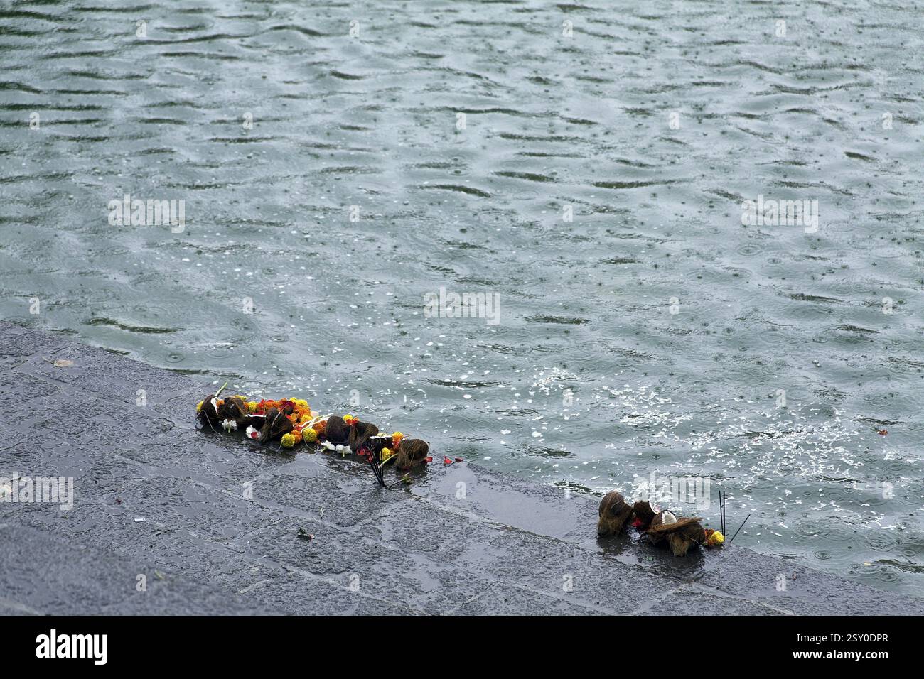 Water of Banganga Tank Walkeshwar Mumbai Maharashtra Indien Aug 2012 Stockfoto