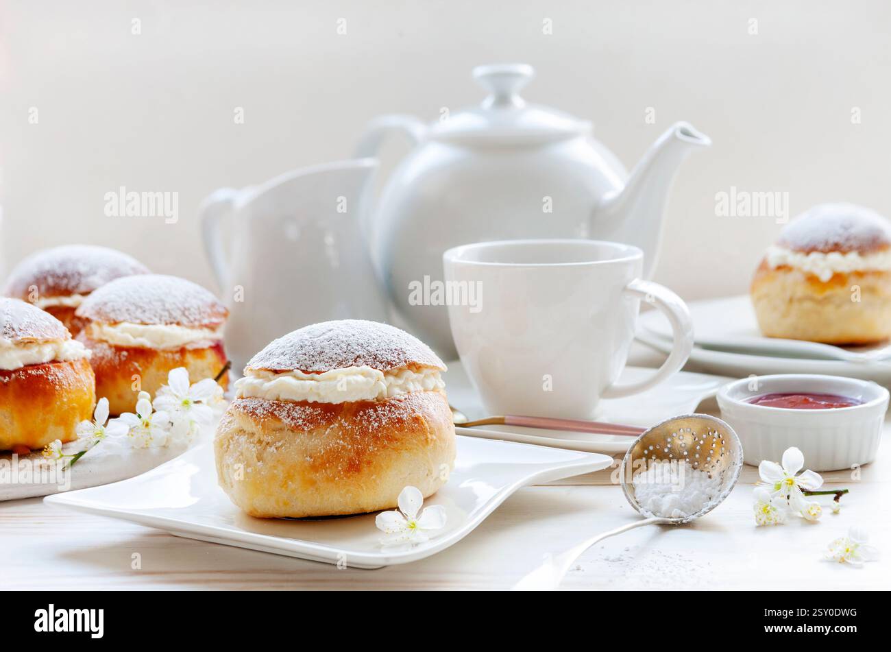 Hausgemachte Semla oder Semlor, Vastlakukkel, Laskiaispulla - traditionelles skandinavisches süßes Brötchen, vor allem Fastelavn Faschingsmontag und Faschingsdienstag Stockfoto