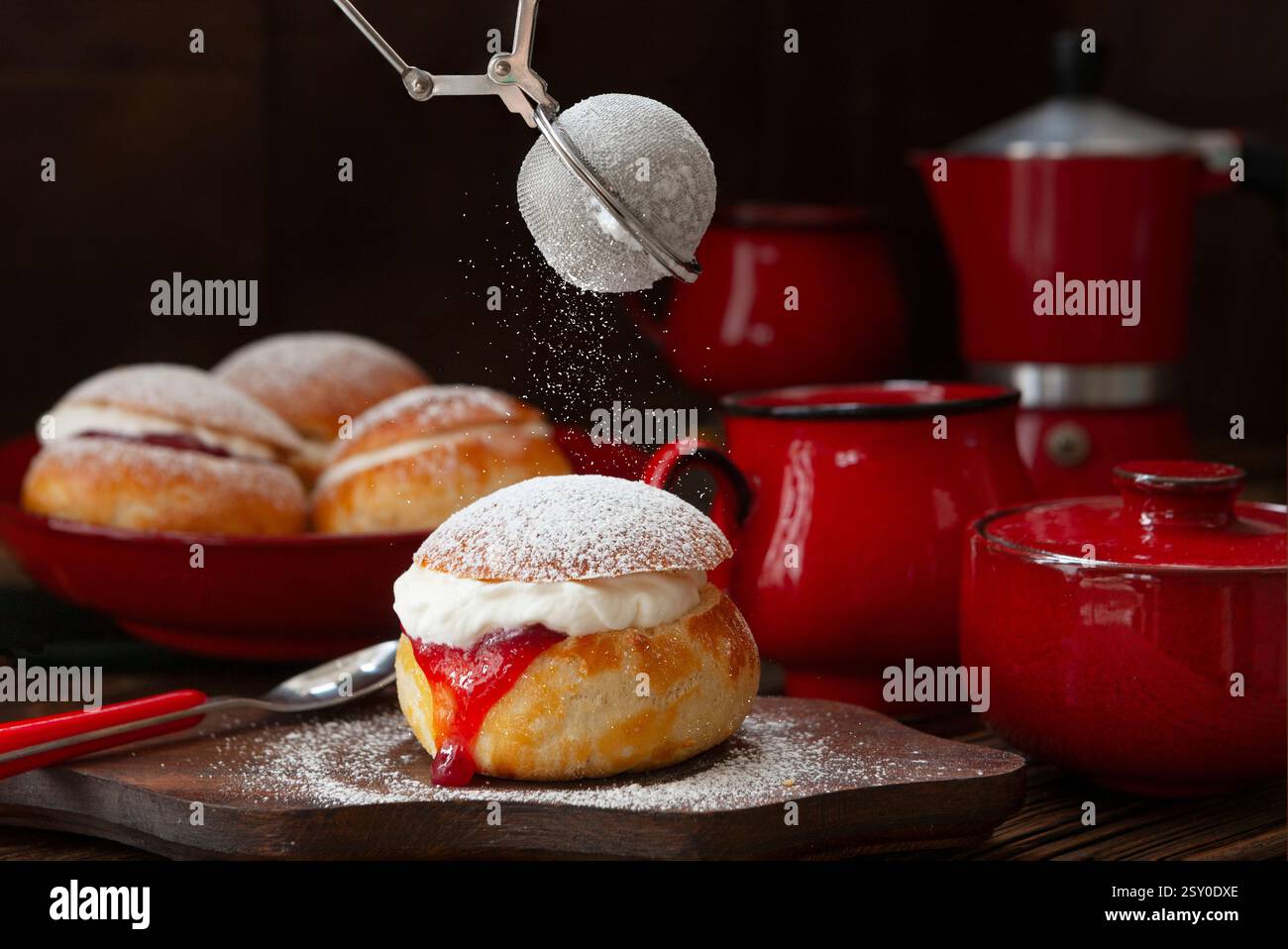 Hausgemachte Semla oder Semlor, Vastlakukkel, Laskiaispulla - traditionelles skandinavisches süßes Brötchen, vor allem Fastelavn Faschingsmontag und Faschingsdienstag Stockfoto