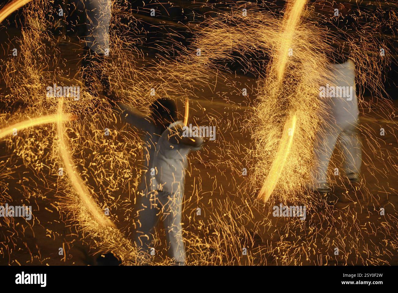 Jungen durchführen, Feuershow, Dassera Festival, Jodhpur, Rajasthan, Indien, Asien Stockfoto