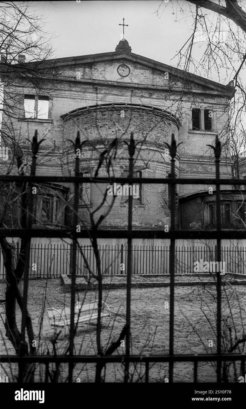 Deutschland, Berlin, 14.02.1992, Rückansicht, Ruine der Elisabethkirche, an der Invalidenstraße, (Schinkelgebäude), Europa Stockfoto