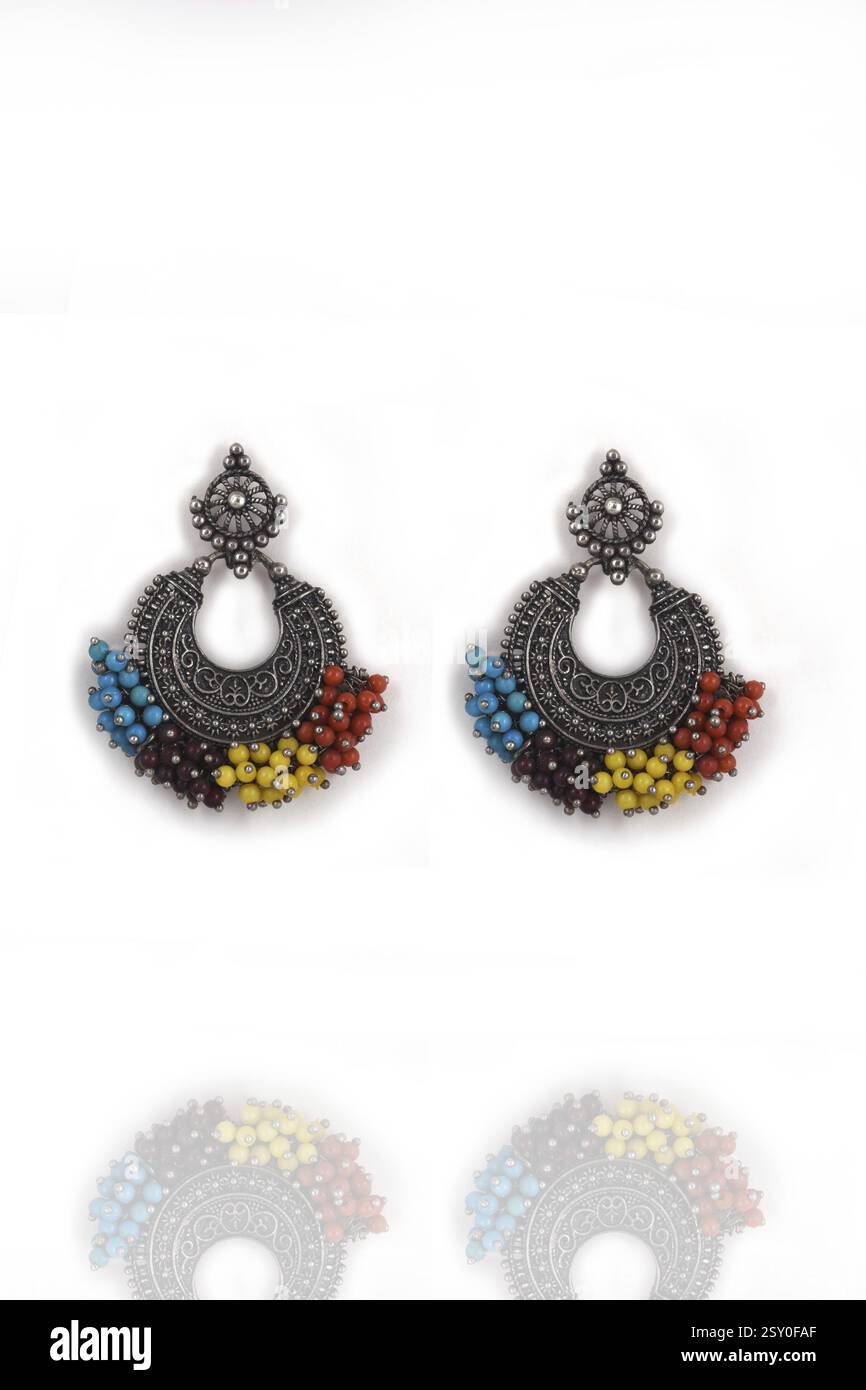 Silber oxidierte Ohrringe Ethnischen indischen Stil, stilvoll mit bunten Perlen, Jhumka Ohrringe, Ohrstecker in Tropfenform Stockfoto
