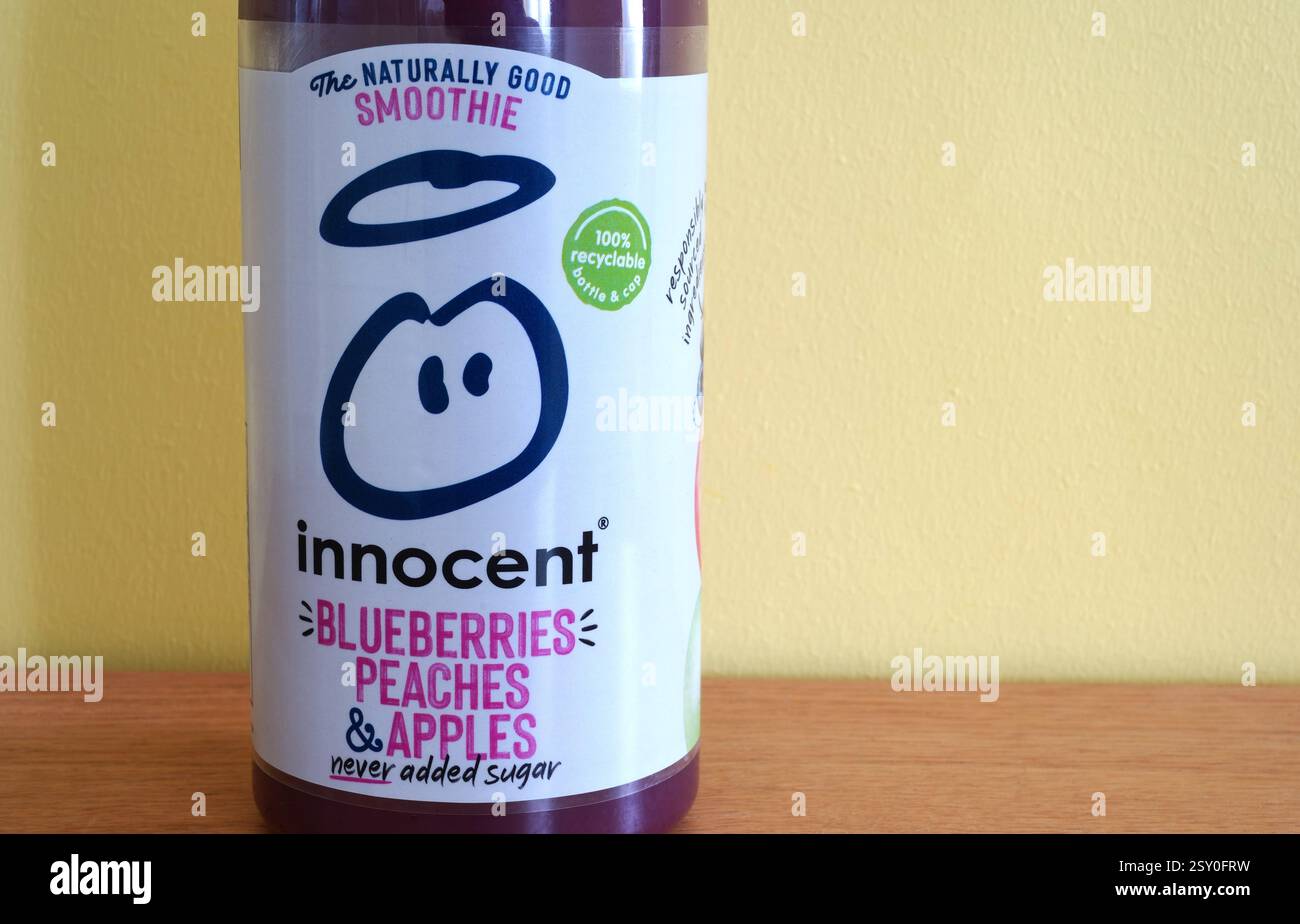 Flasche unschuldige Blaubeeren, Pfirsiche und Äpfel Smoothie Drink Stockfoto