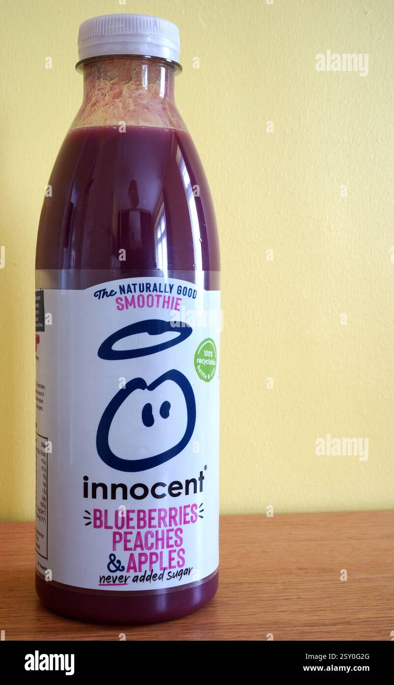 Flasche unschuldige Blaubeeren, Pfirsiche und Äpfel Smoothie Drink Stockfoto