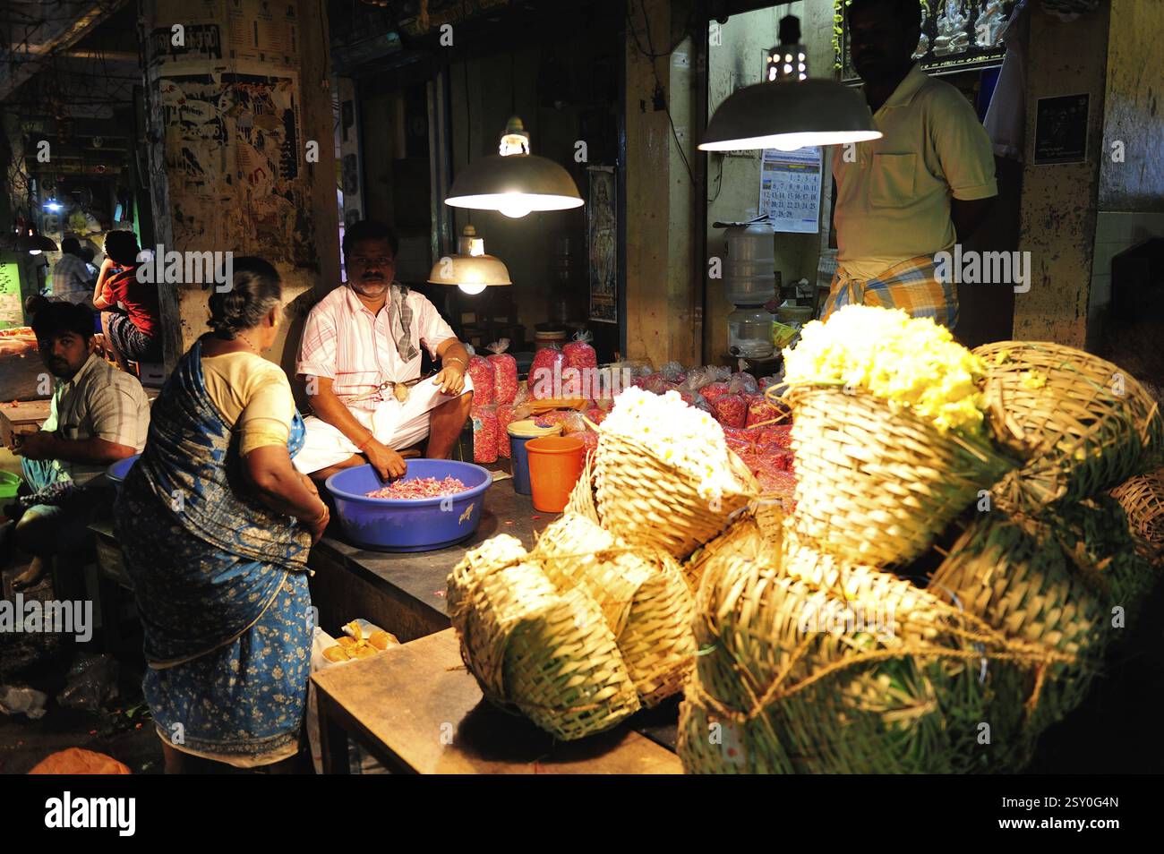 Mann verkauft Blumen auf dem Koyambedu Blumenmarkt Tamil Nadu Indien Asien Stockfoto