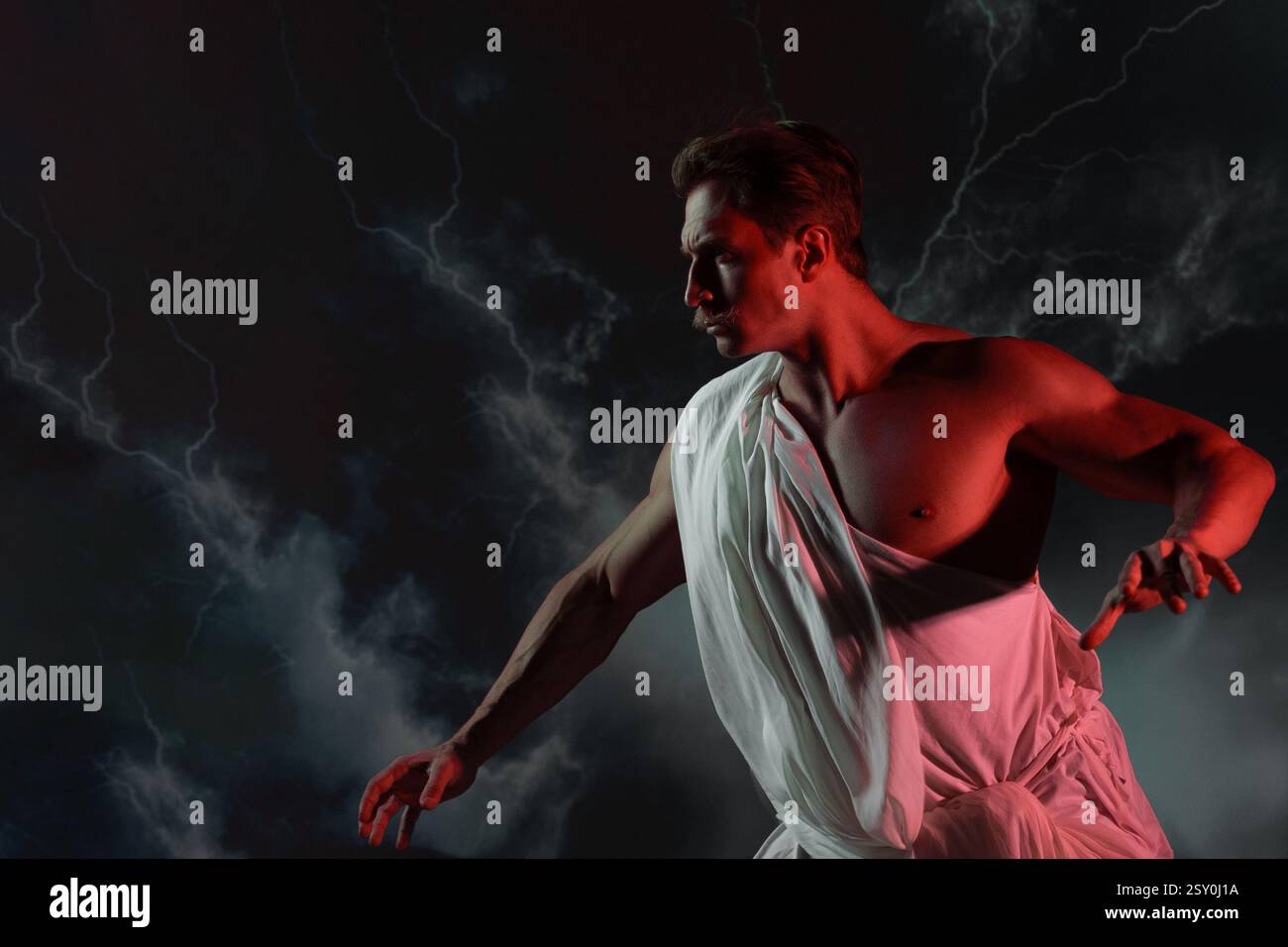 Eine muskulöse, athletische Figur mit Zeus, Blitzschlag auf dem Hintergrund und eine rote Warnleuchte. Die Szene fängt das Wesen der griechischen Mythologie ein und verbindet Sportlichkeit und göttliche Kraft. Stockfoto