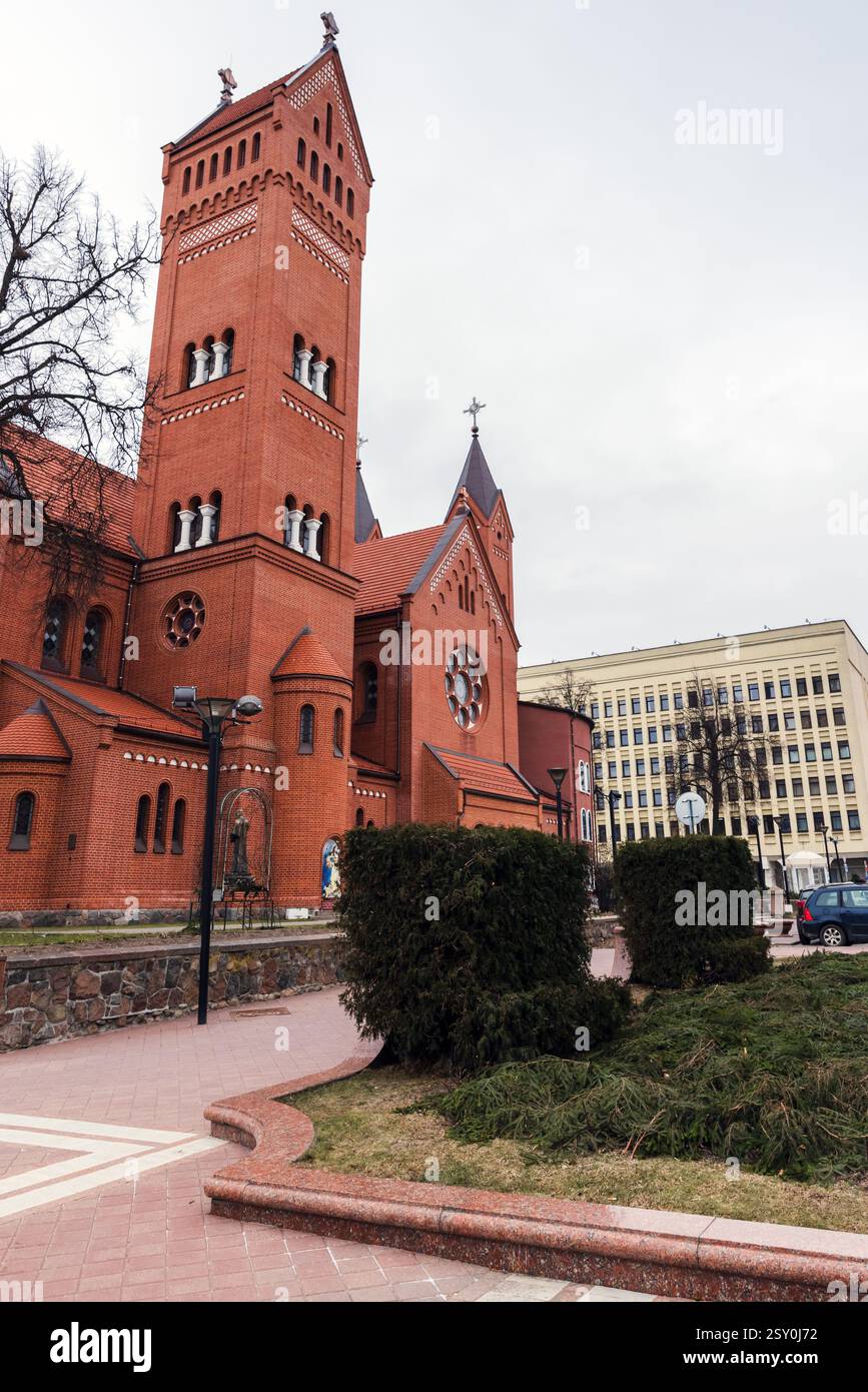 Kirche der Heiligen Simon und Helena an einem bewölkten Wintertag, vertikales Foto Stockfoto