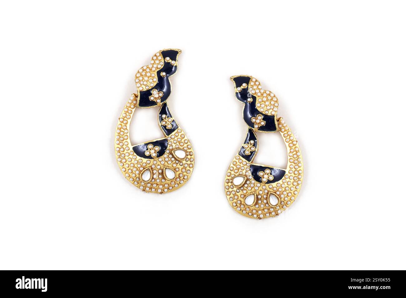 Schönes Paar Ohrringe Perlstein auf weißem Hintergrund. Luxuriöser Damenschmuck, traditioneller indischer Schmuck, Braut Gold Ohrringe hochzeitjude Stockfoto