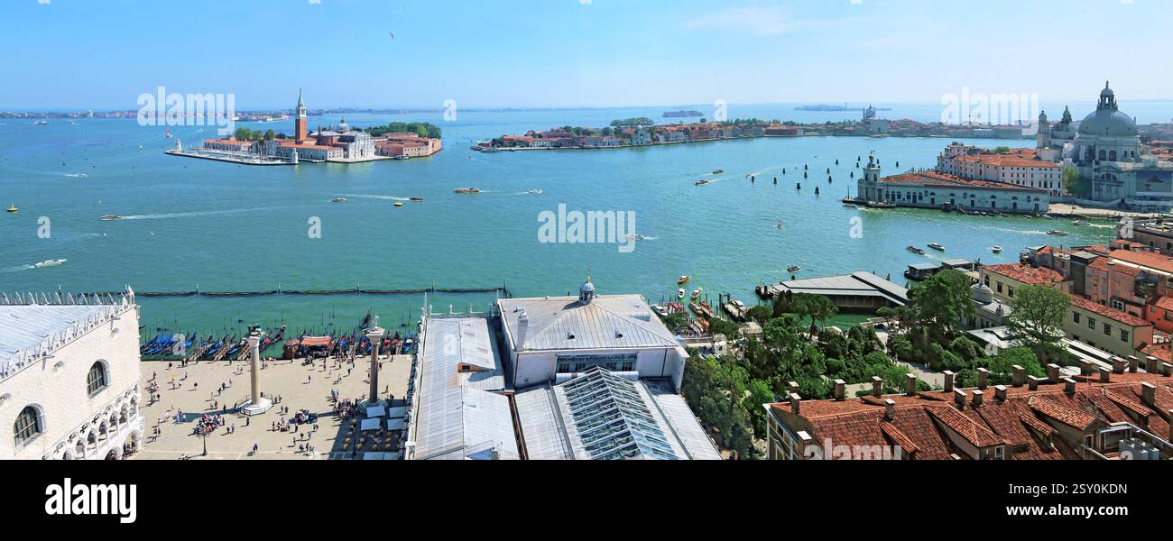 Blick aus der Vogelperspektive auf den Canal Grande und die Basilika Santa Maria della Salute in Venedig. Stockfoto