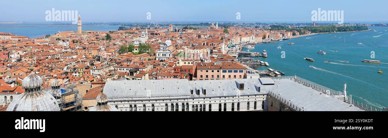Blick aus der Vogelperspektive auf den Canal Grande und die Basilika Santa Maria della Salute in Venedig. Stockfoto