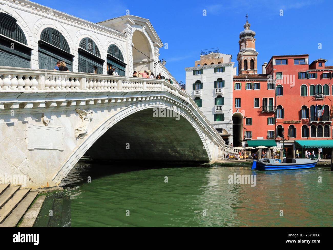 Perspektivischer Blick auf die Rialtobrücke, die den Canal Grande in Venedig überspannt. Stockfoto