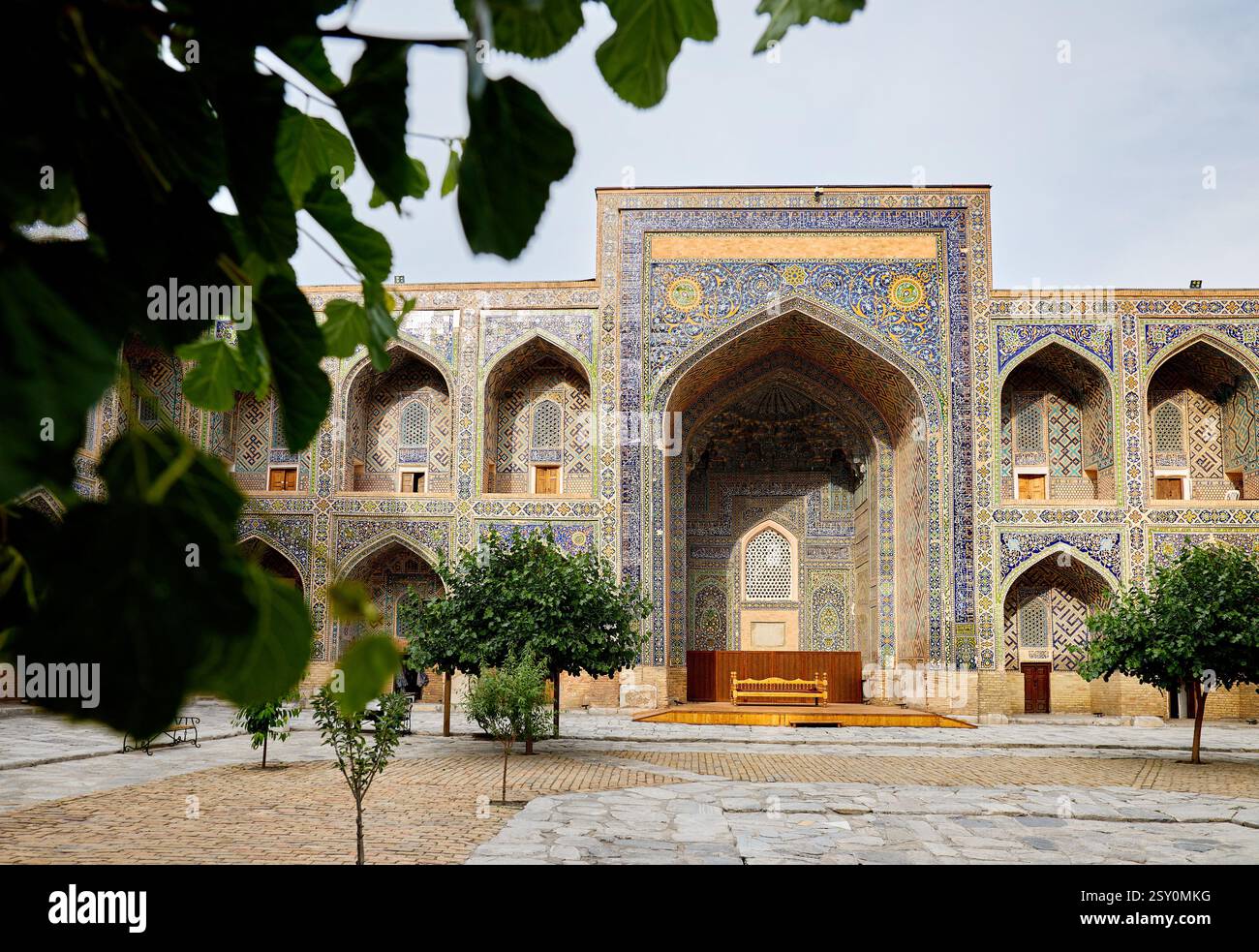 Wunderschöne Madrassah mit Innenhof am alten öffentlichen Platz Registan im Herzen der antiken Stadt Samarkand, Usbekistan. Touristen- und Reisec Stockfoto