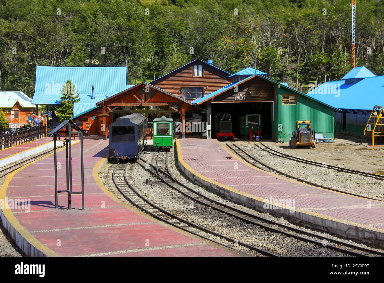 Bahnsteig des Bahnhofs des Tren del Fin del Mundo (Zug des Endes der Welt) oder der Südfuegischen Eisenbahn in der Nähe von Ushuaia in der Tierra del Fue Stockfoto