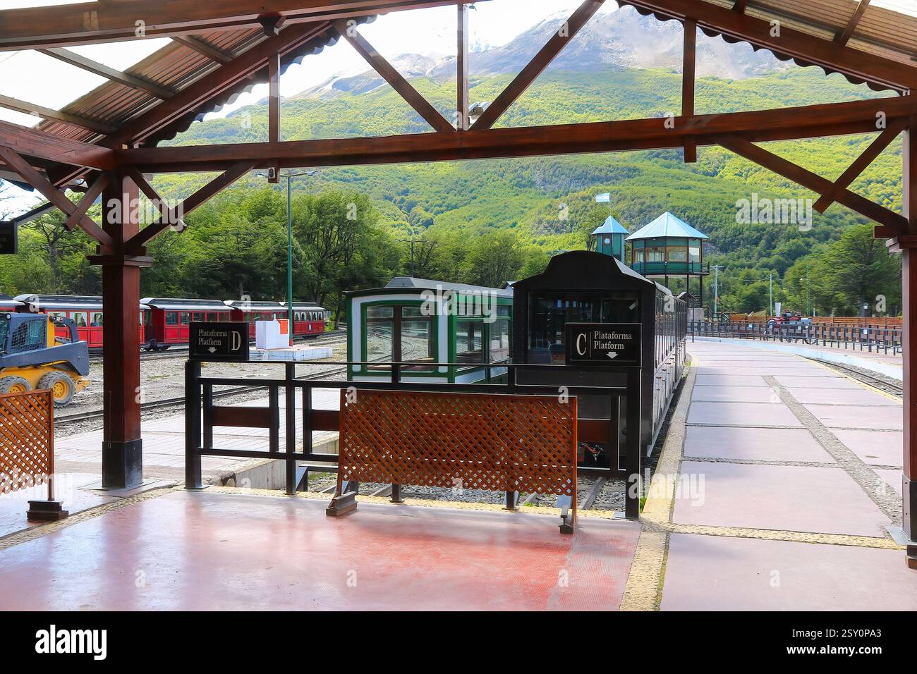 Bahnsteig des Bahnhofs des Tren del Fin del Mundo (Zug des Endes der Welt) oder der Südfuegischen Eisenbahn in der Nähe von Ushuaia in der Tierra del Fue Stockfoto