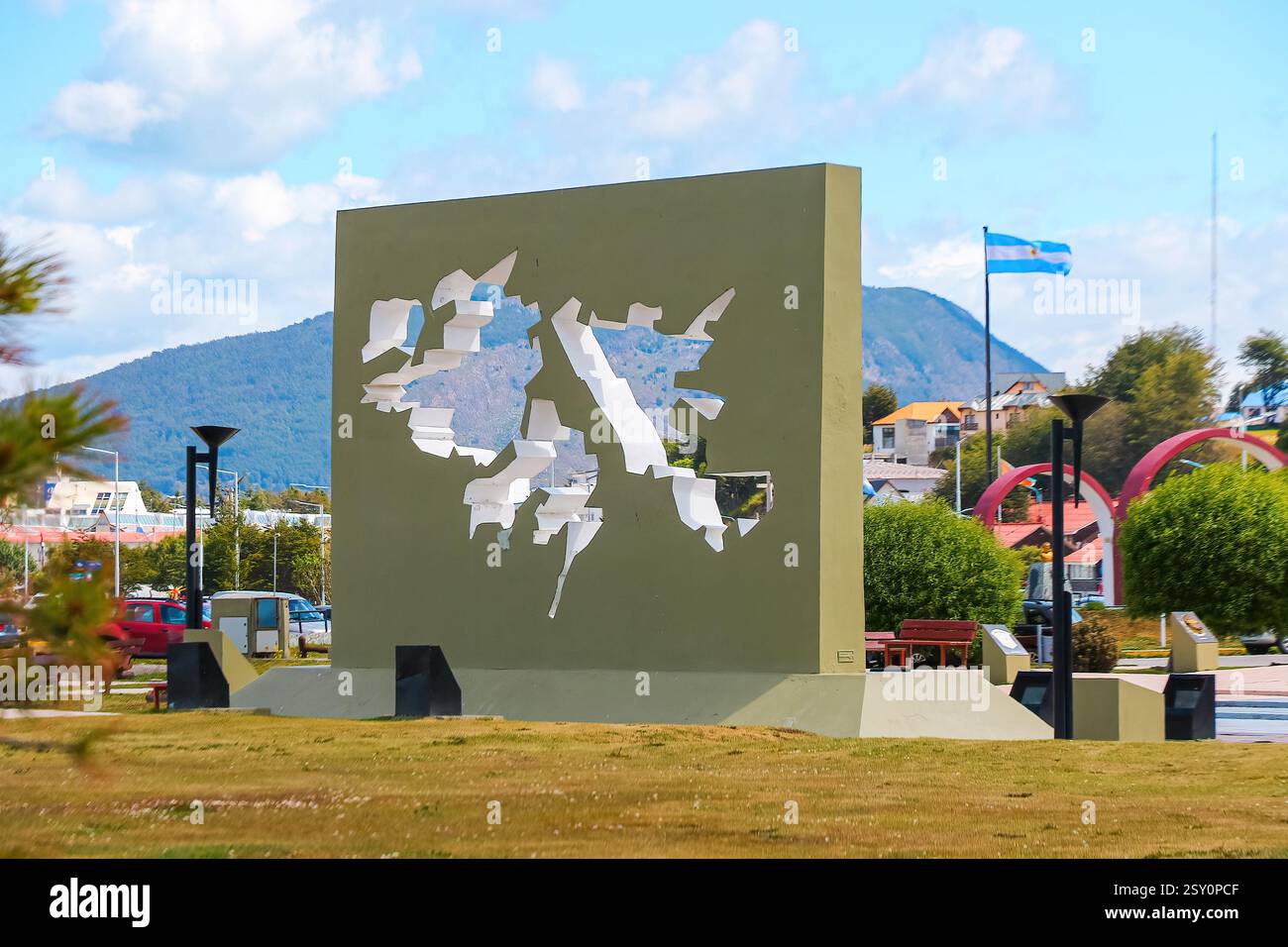 Wahrzeichen mit einem Ausschnitt des Feuerland-Archipels in Ushuaia, der südlichsten Stadt der Welt in der Provinz Tierra del Fuego in Argentin Stockfoto