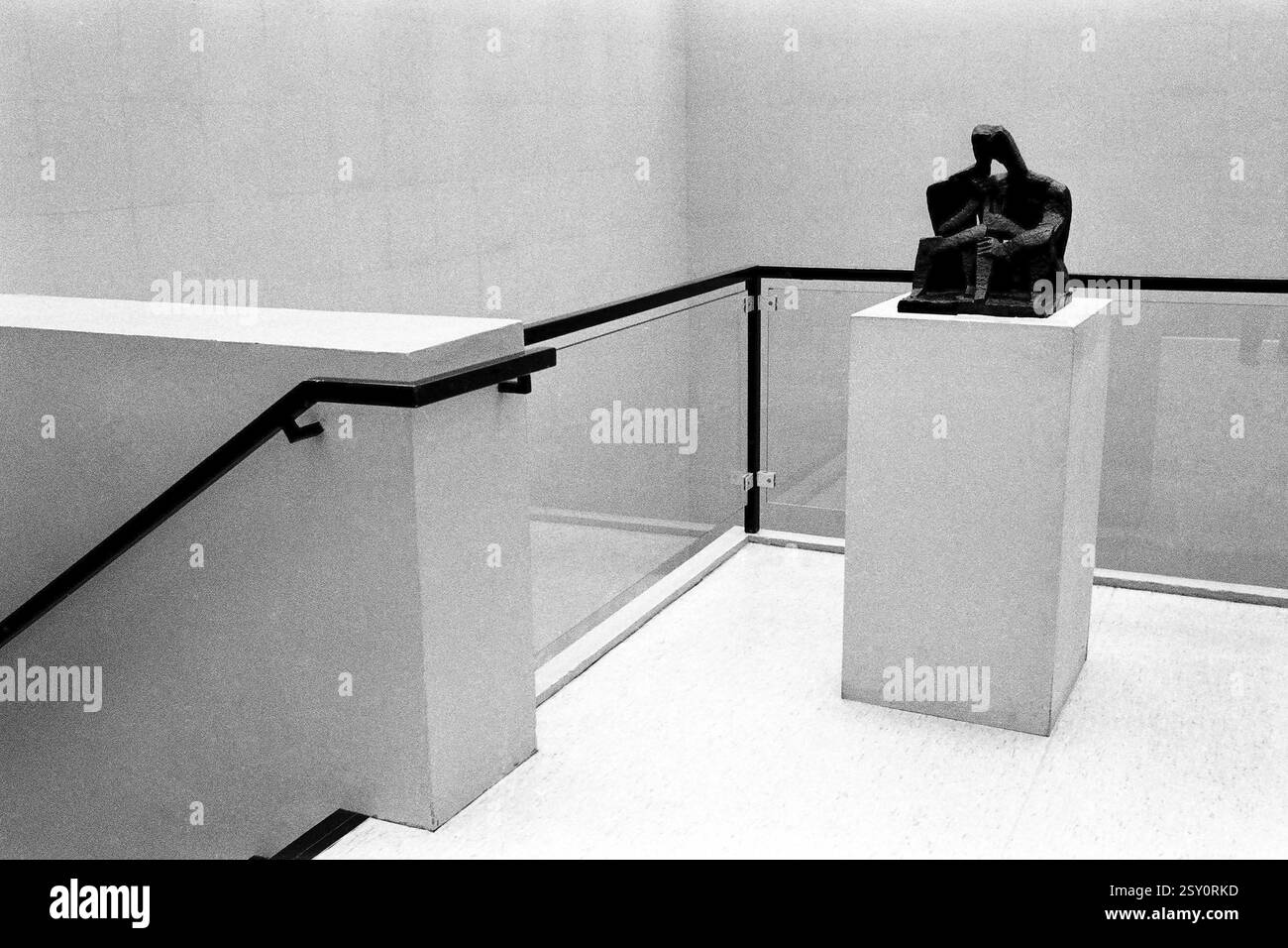 Skulptur und Geländer im Van Gogh Museum Amsterdam Niederlande Holland 1986 Stockfoto