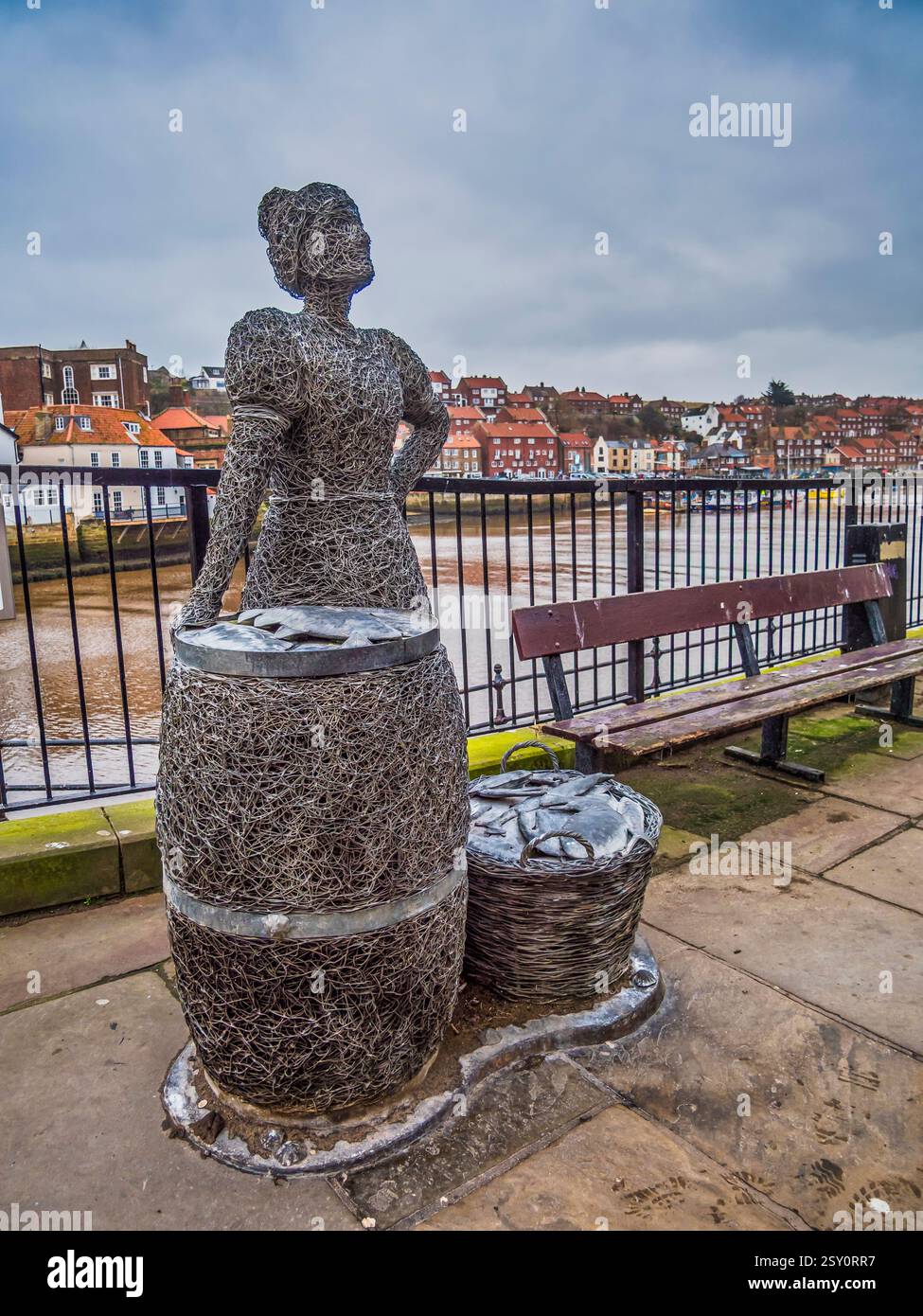 Whitby Street Scene mit Informationstafeln für Whitby Heritage Walks, die das Leben der Fish Ehefrau an der Hafenmauer widerspiegeln Stockfoto