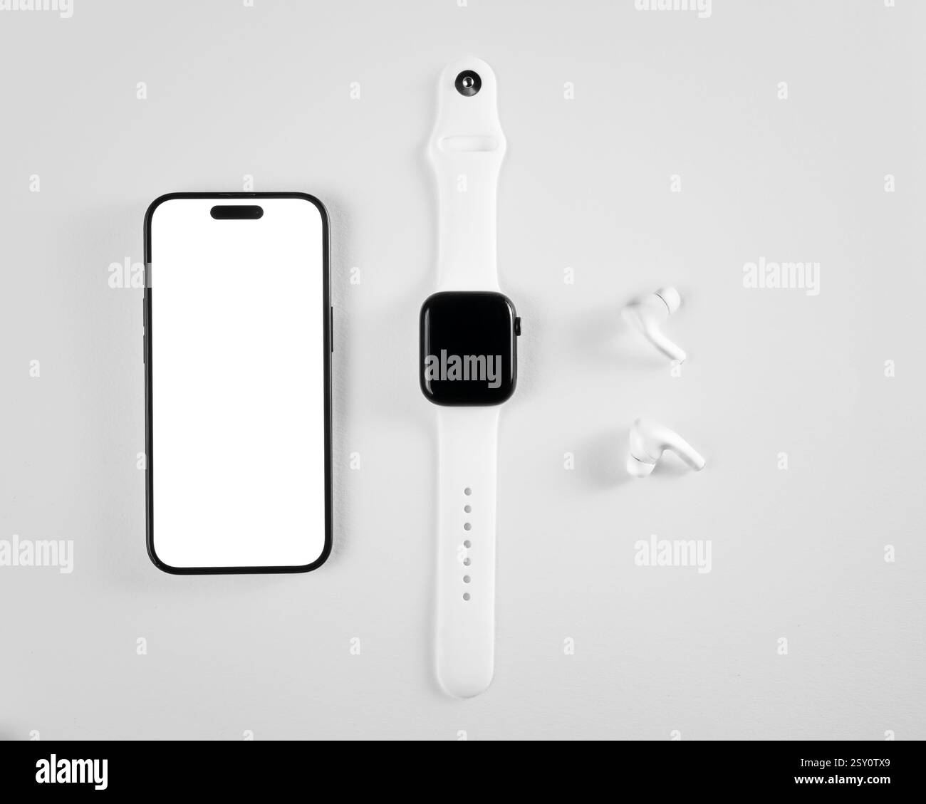 Smartphone Mockup Uhr Kopfhörer tragen jeden Tag Bürogeräte mit weißem Hintergrund von oben Stockfoto