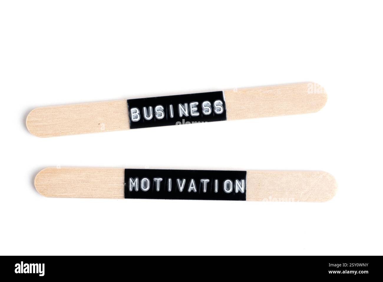 Holzstäbchen isoliert auf weißem Hintergrund, mit dem Wort geschäftliche Motivation Stockfoto