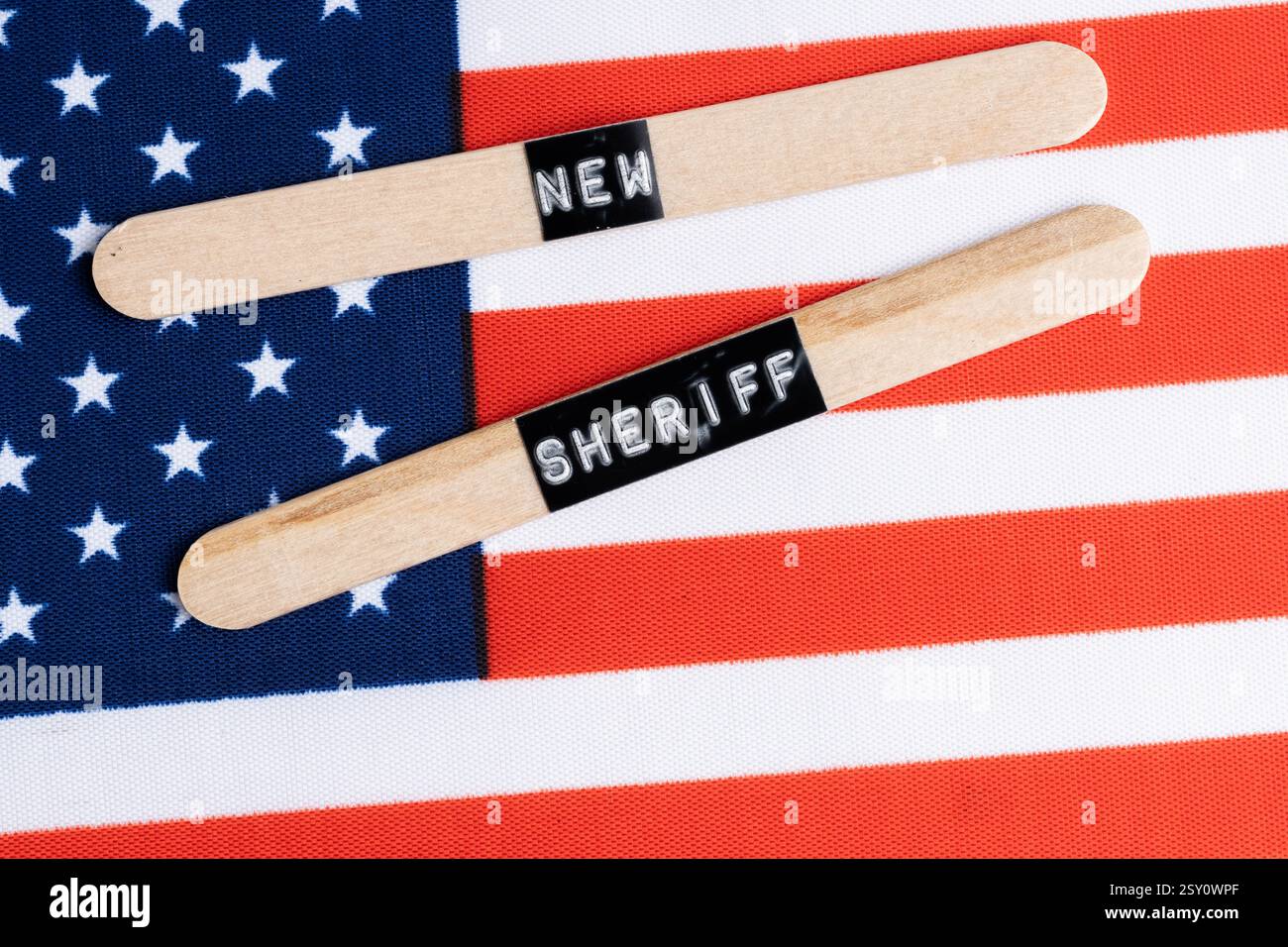 US-amerikanische Flagge mit den Worten neuer Sheriff auf Holzstöcken Stockfoto