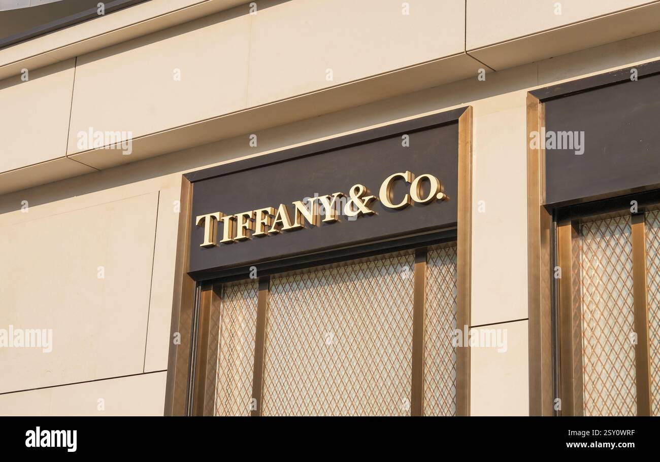 Almaty, Kasachstan - 21. Februar 2025: Tiffany and Co. Logo auf der Fassade einer Boutique. Modeschmuck Stockfoto