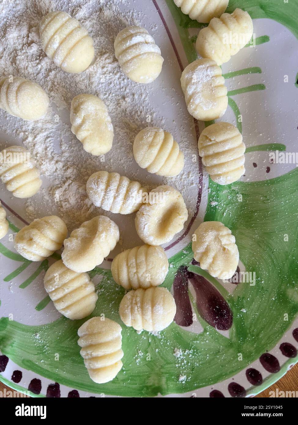 Handgemachte Gnocchi mit Mehl auf einer rustikalen italienischen Keramikplatte Stockfoto