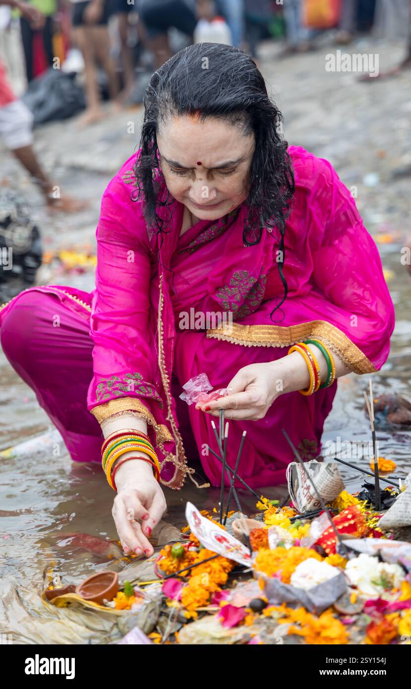 Geweihte Heilige Anbetung nach dem heiligen Bad in triveni sangam bei maha kumbh Bild wird in maha kumbh mela im Prayagraj uttar pradesh indien aufgenommen. Stockfoto