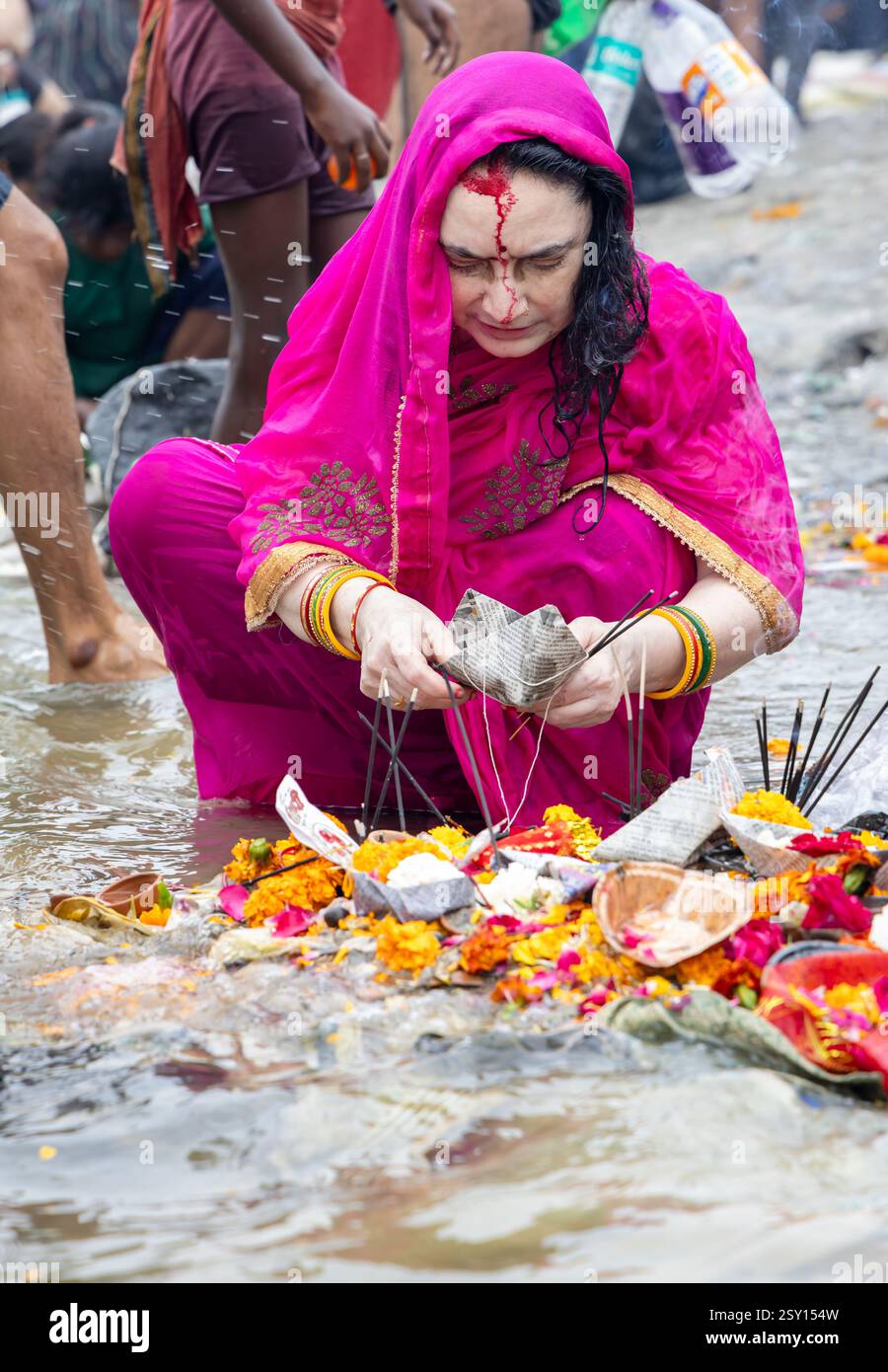 Geweihte Heilige Anbetung nach dem heiligen Bad in triveni sangam bei maha kumbh Bild wird in maha kumbh mela im Prayagraj uttar pradesh indien aufgenommen. Stockfoto