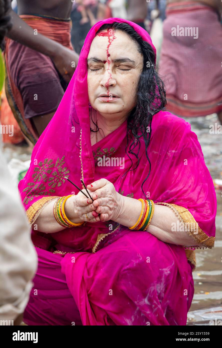 Geweihte Heilige Mantra-Meditation nach heiligem Bad in triveni sangam at mahakumbh Bild wird in maha kumbh mela im Prayagraj uttar pradesh indien aufgenommen. Stockfoto