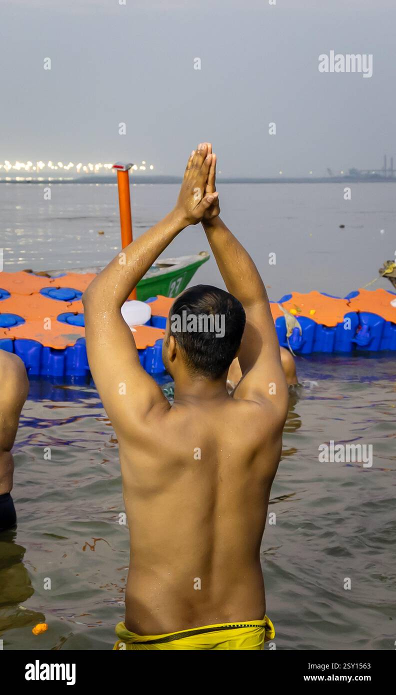 Junge Gläubige heilig beten nach heiligem Bad in triveni sangam im mahakumbh-Bild wird in maha kumbh mela im Prayagraj uttar pradesh indien aufgenommen. Stockfoto