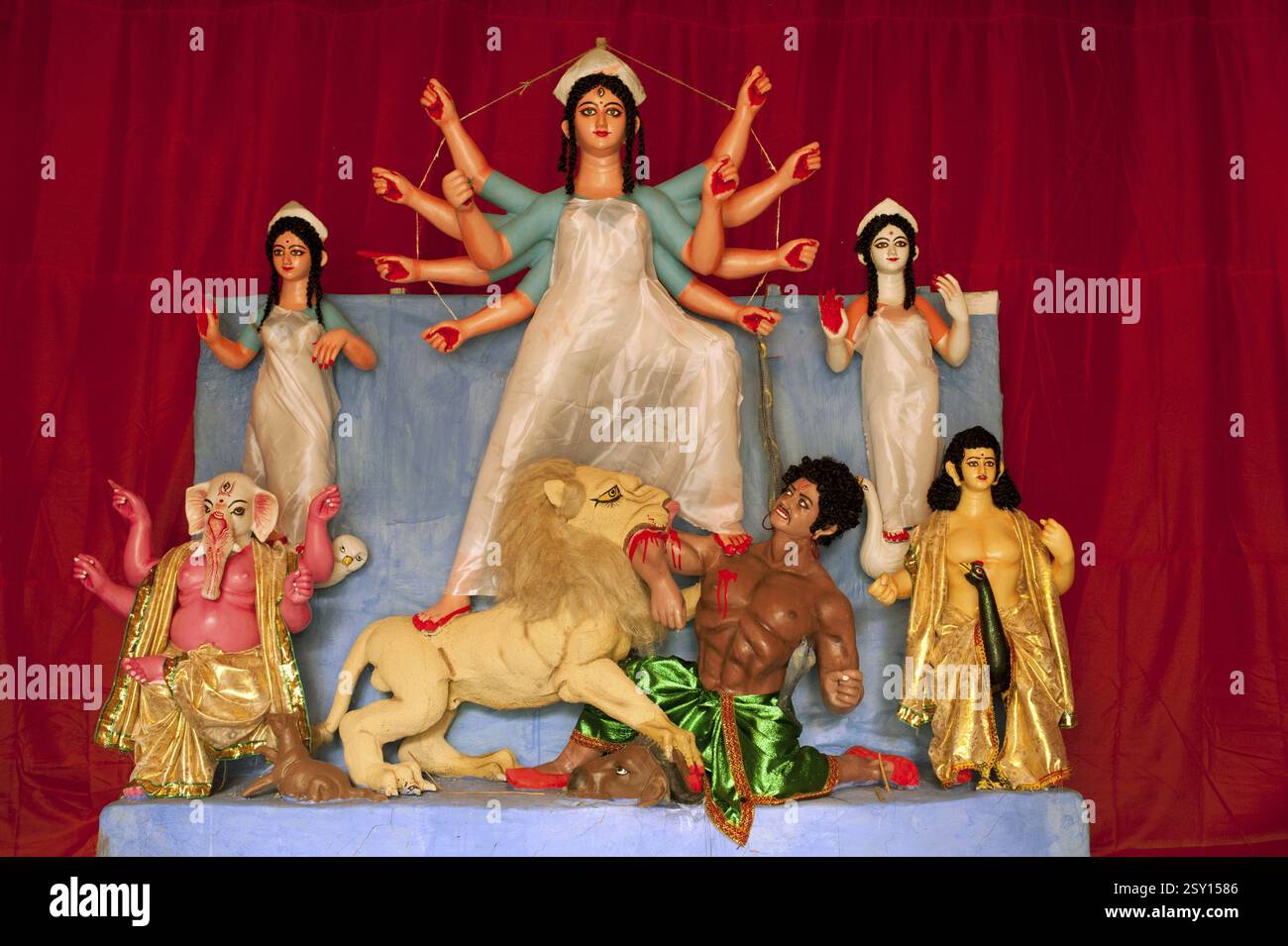 Göttin durga tötet Dämonen Mahishasura mit den Göttern laxmi saraswati und ganesh kartik in Kalkutta, Indien, Asien Stockfoto