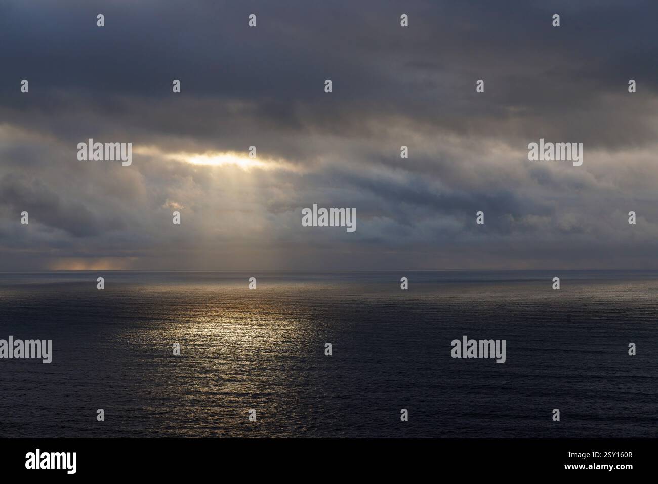 Sonnenlicht scheint durch Lücke in Wolken, Slieve League, Co. Donegal, Irland Stockfoto